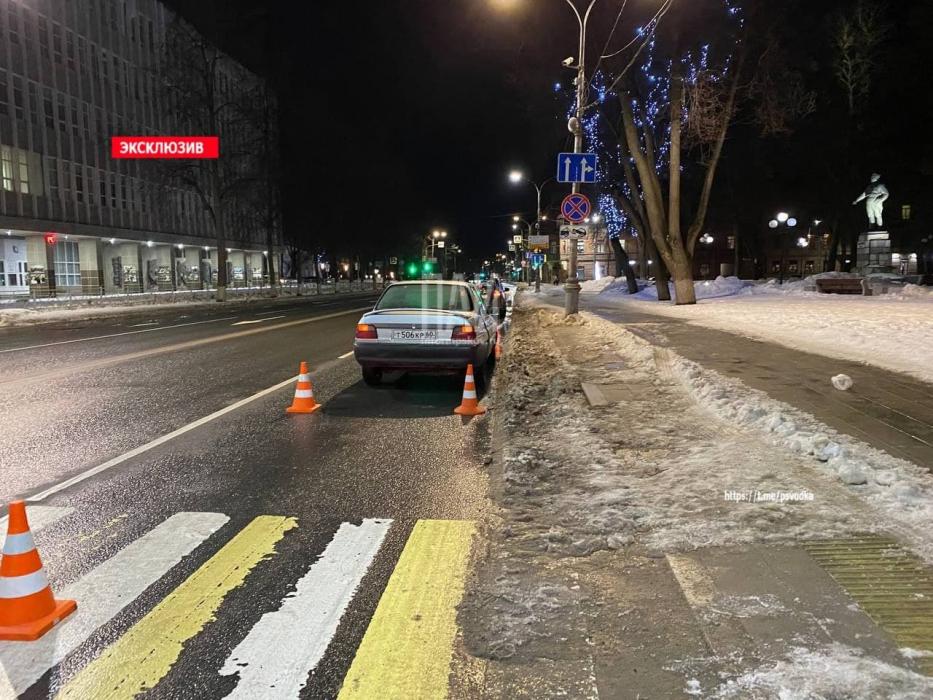 Мужчину сбили на пешеходном переходе в Пскове