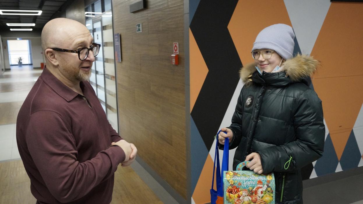 Директор псковского «Экопрома» вручил подарки победителям экологического конкурса рисунков