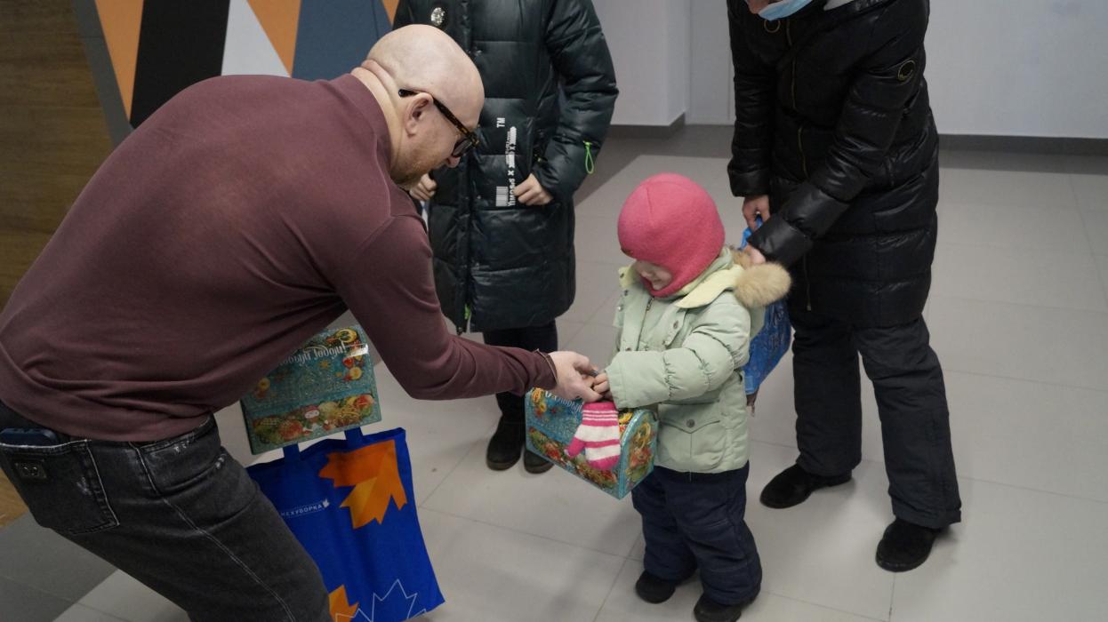 Директор псковского «Экопрома» вручил подарки победителям экологического конкурса рисунков