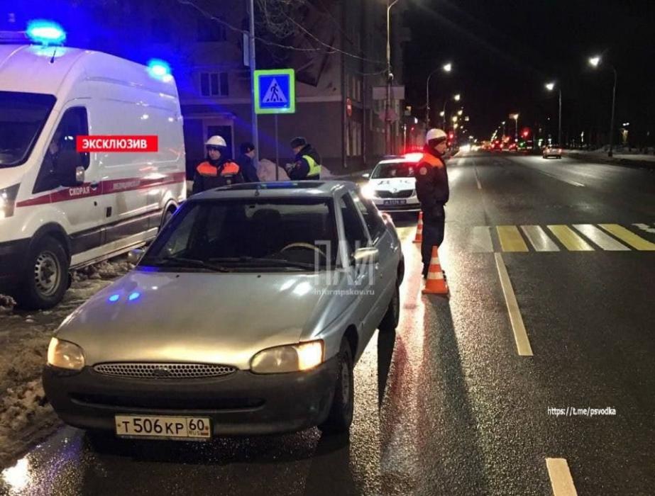 Мужчину сбили на пешеходном переходе в Пскове