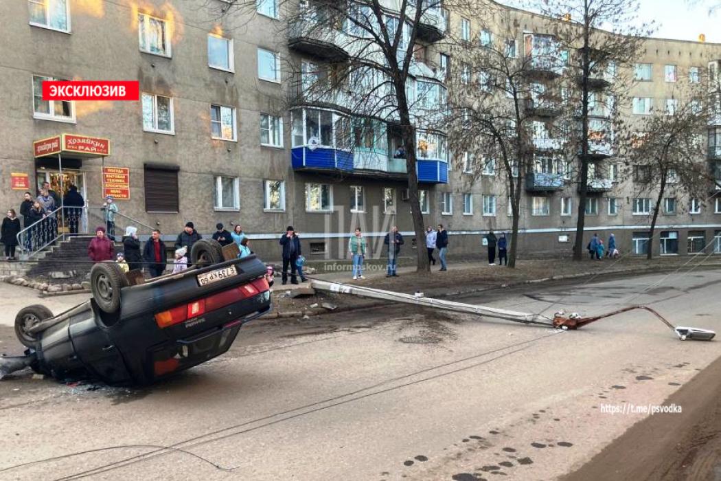 В Великих Луках водитель сбил бетонную опору освещения