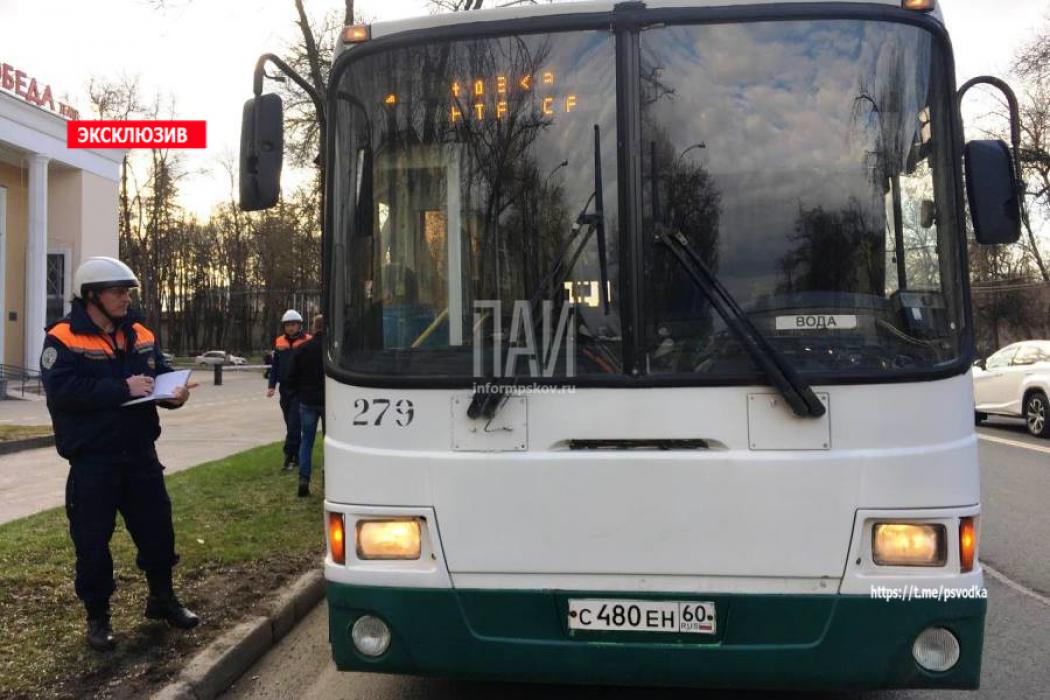 Иномарка задела пассажирский автобус