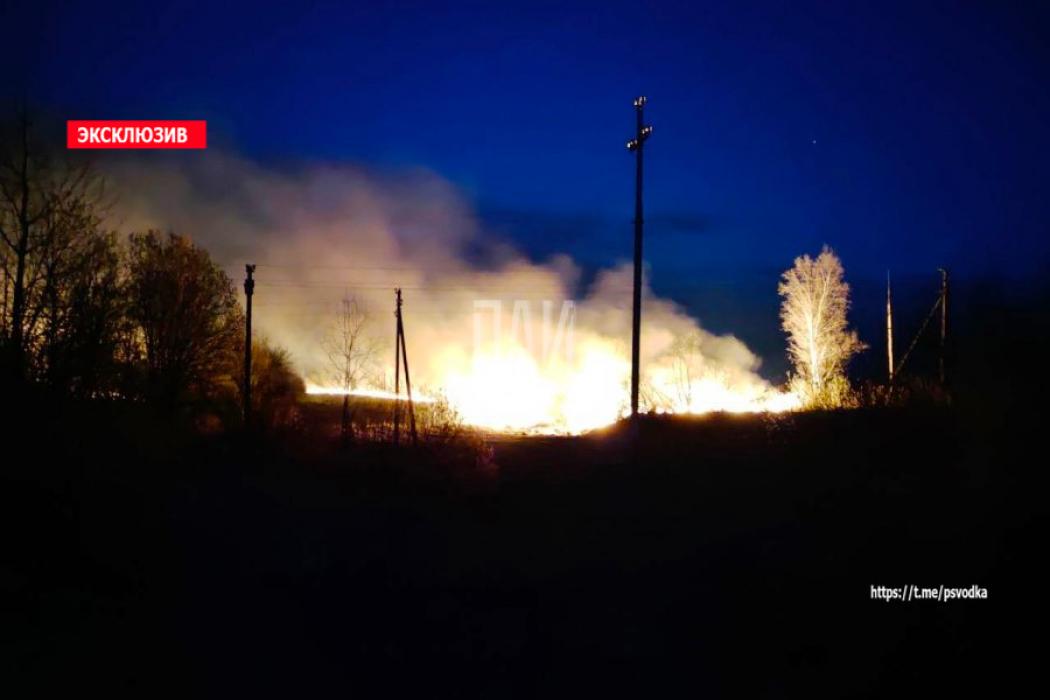 Пожарные Пыталово ликвидируют огромный пал травы