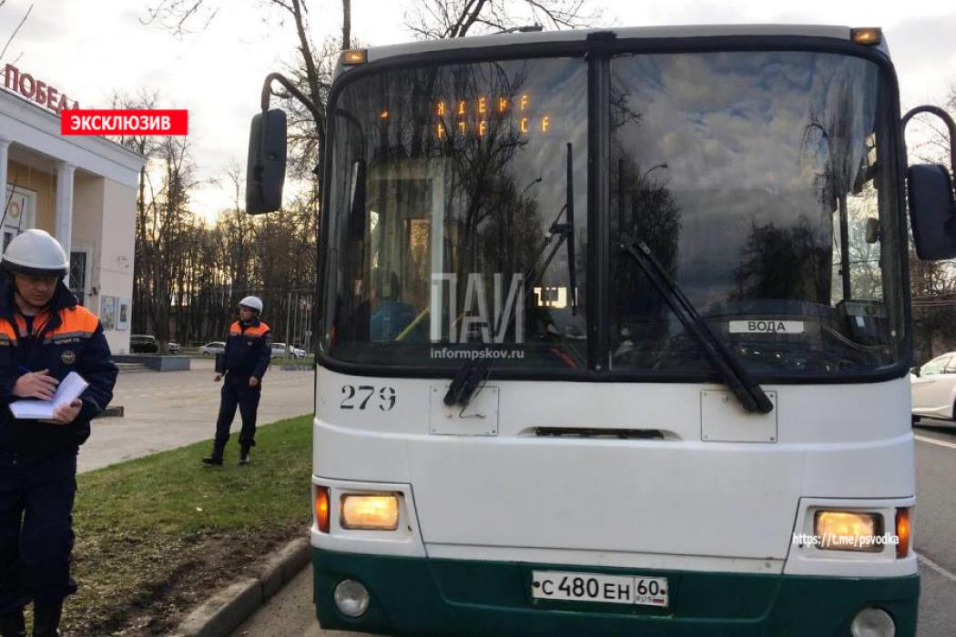 Иномарка задела пассажирский автобус