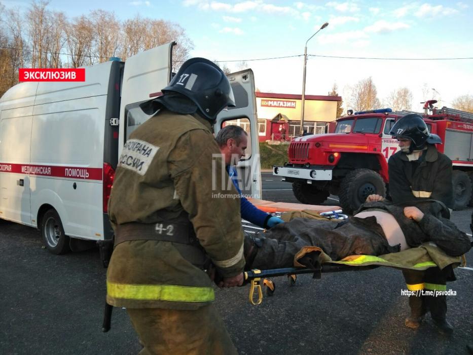 Двое пассажиров пострадали в аварии на трассе Санкт-Петербург - Невель