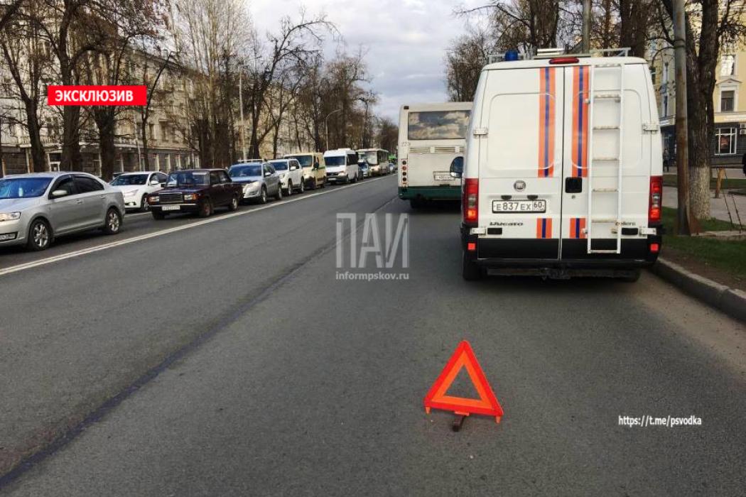 Иномарка задела пассажирский автобус