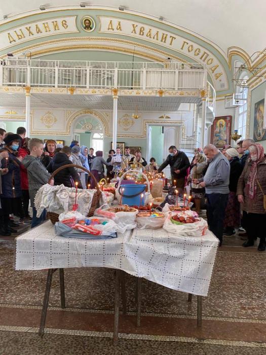 В Великую субботу в псковских храмах освящают куличи и яйца