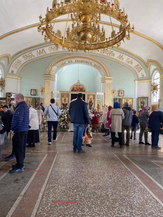 В Великую субботу в псковских храмах освящают куличи и яйца