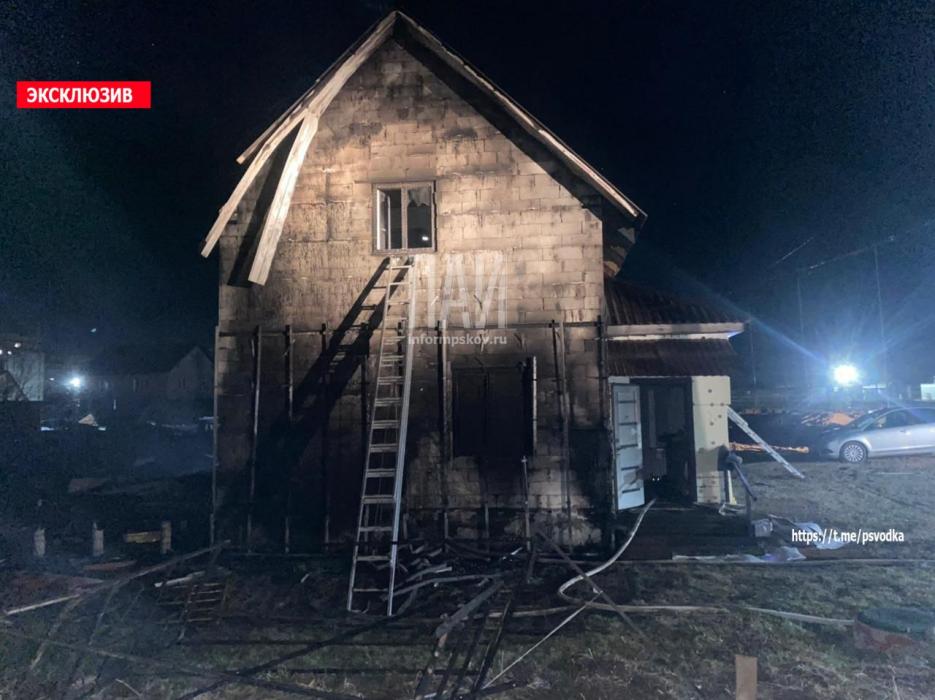 Жилой дом сгорел в Великих Луках