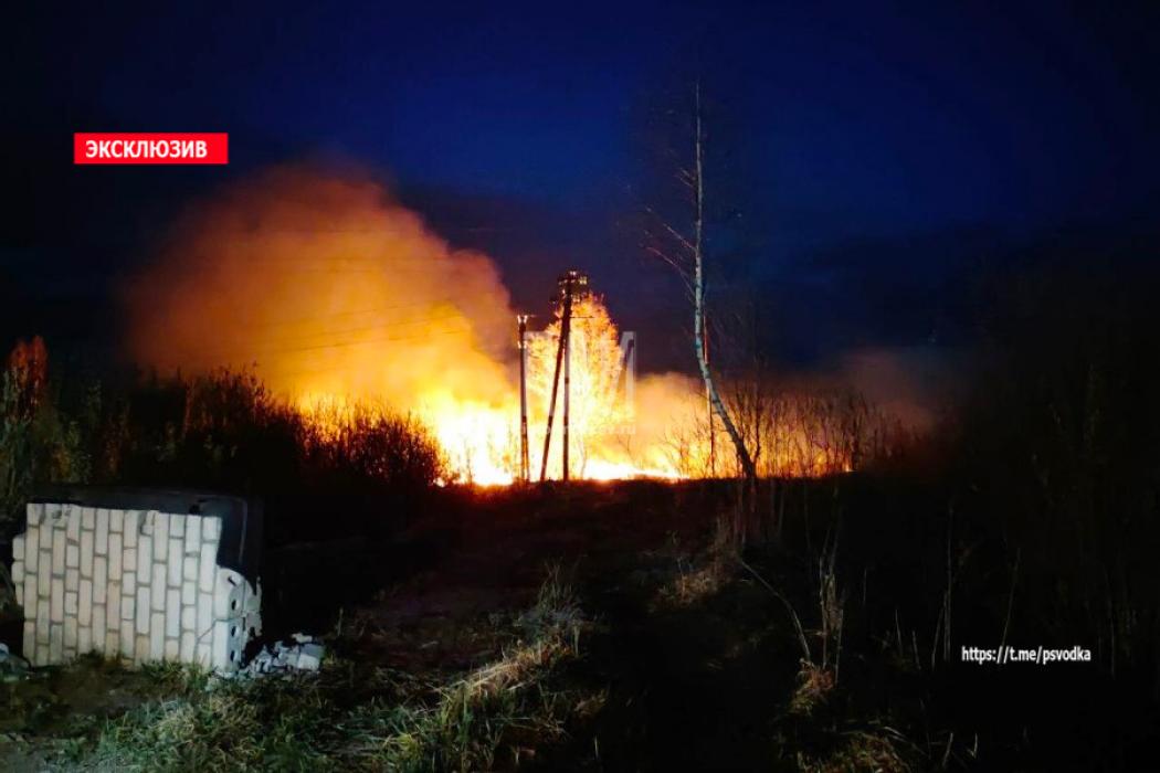 Пожарные Пыталово ликвидируют огромный пал травы