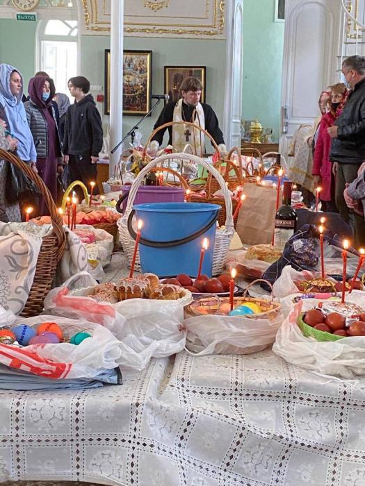 В Великую субботу в псковских храмах освящают куличи и яйца