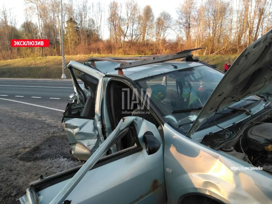 Двое пассажиров пострадали в аварии на трассе Санкт-Петербург - Невель