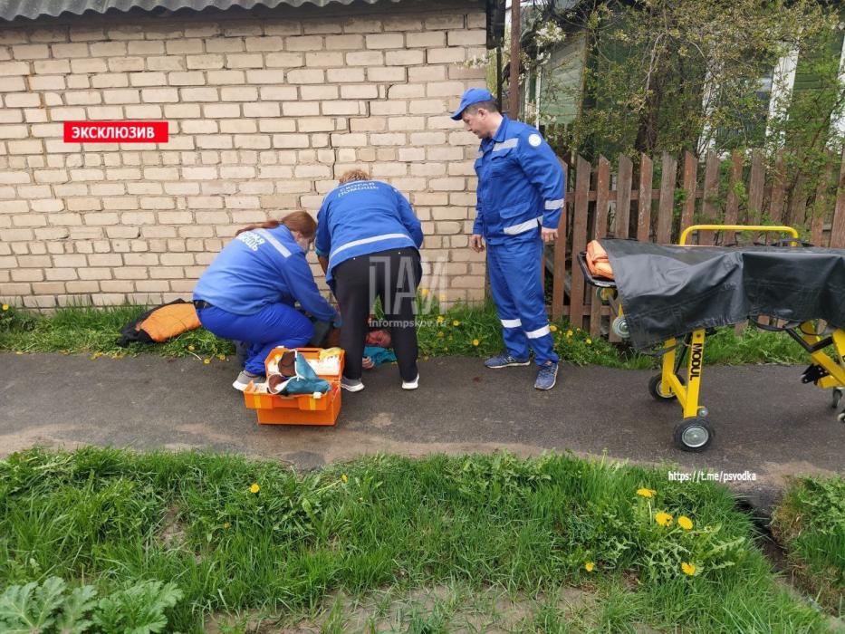 Женщину госпитализировали после аварии в Порхове 