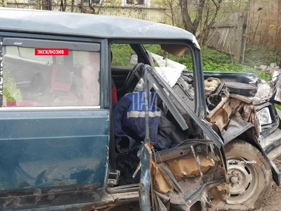 Женщину госпитализировали после аварии в Порхове 
