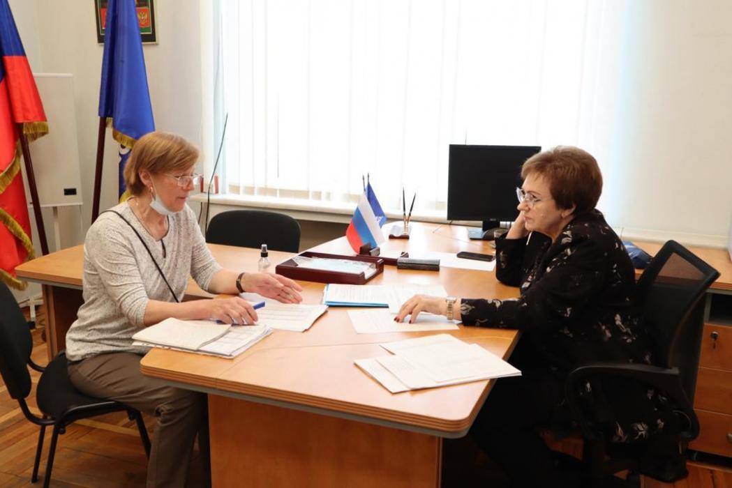 Елена Бибикова провела приём граждан старшего поколения в Пскове