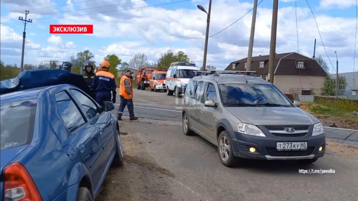 Фотографии с места столкновения автомобиля с опорой ЛЭП 