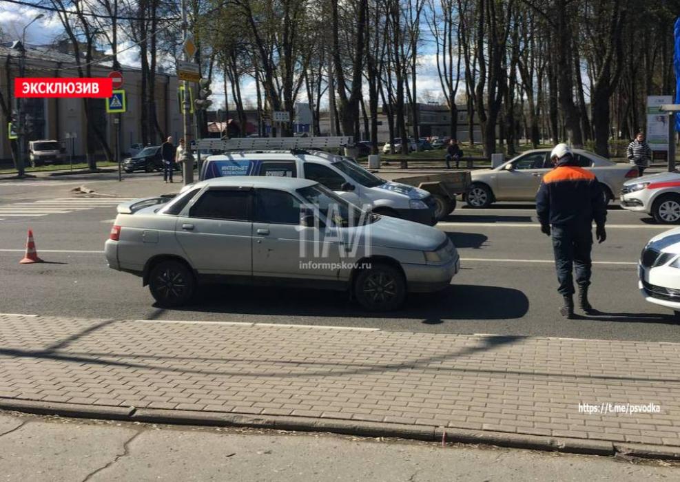 Мужчину госпитализировали после наезда автомобиля в Пскове