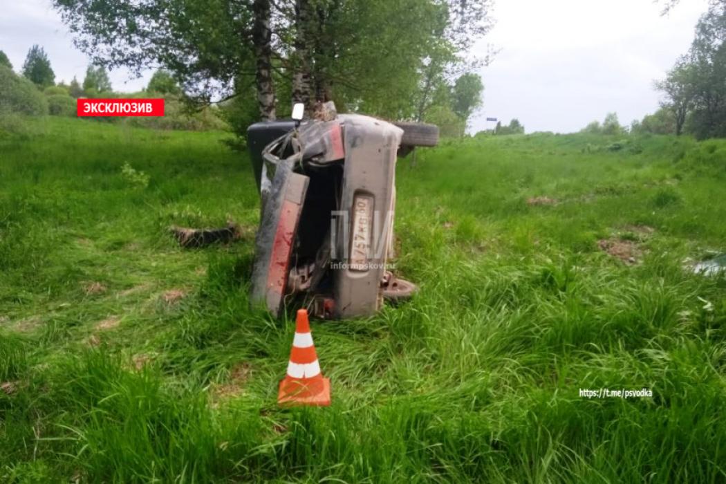 Три человека пострадали при опрокидывании автомобиля в Островском районе