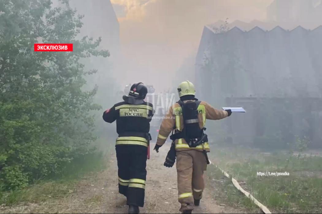 В здании радиотехнического завода в Пскове произошёл пожар