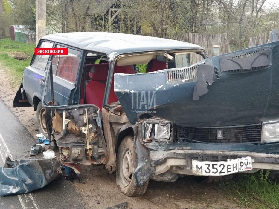 Женщину госпитализировали после аварии в Порхове 