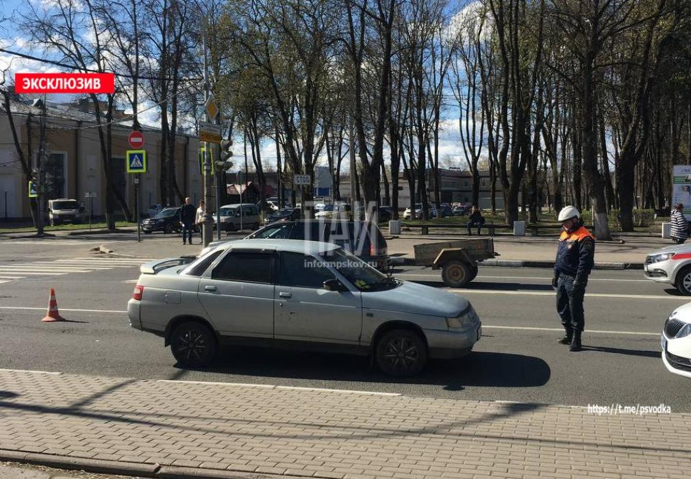 Мужчину госпитализировали после наезда автомобиля в Пскове