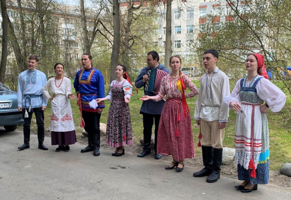 Концерты под окнами для ветеранов