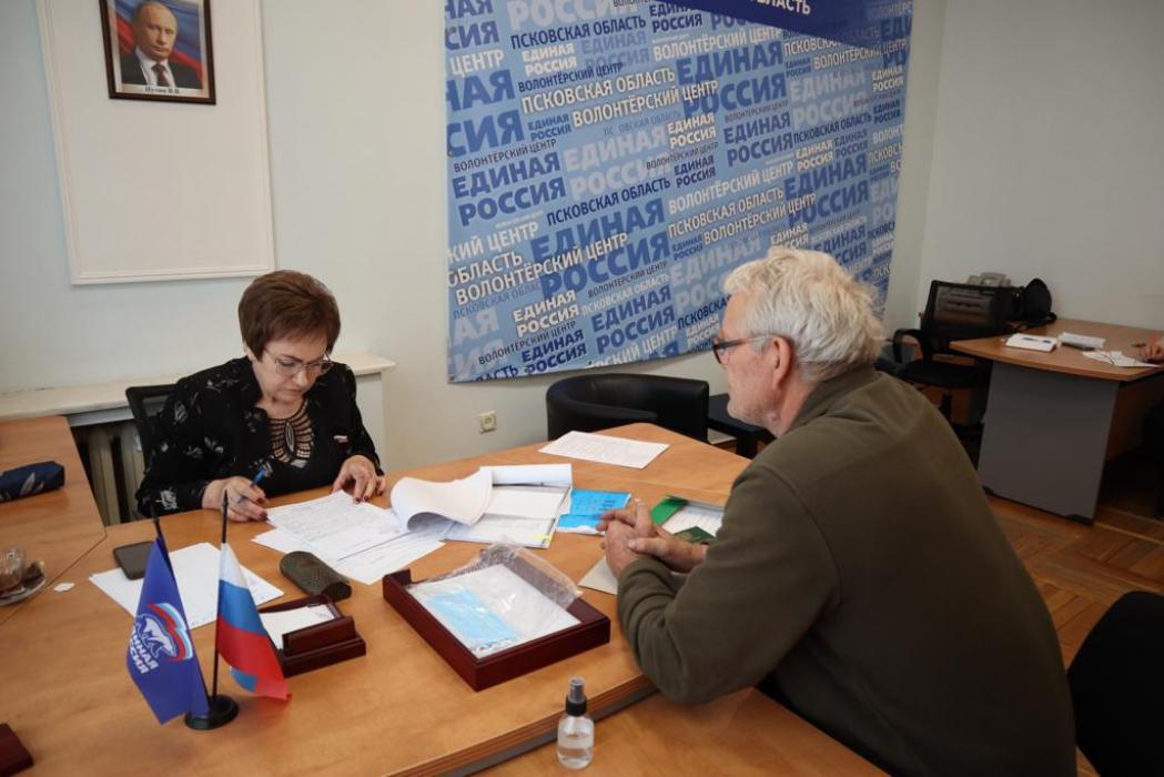 Елена Бибикова провела приём граждан старшего поколения в Пскове