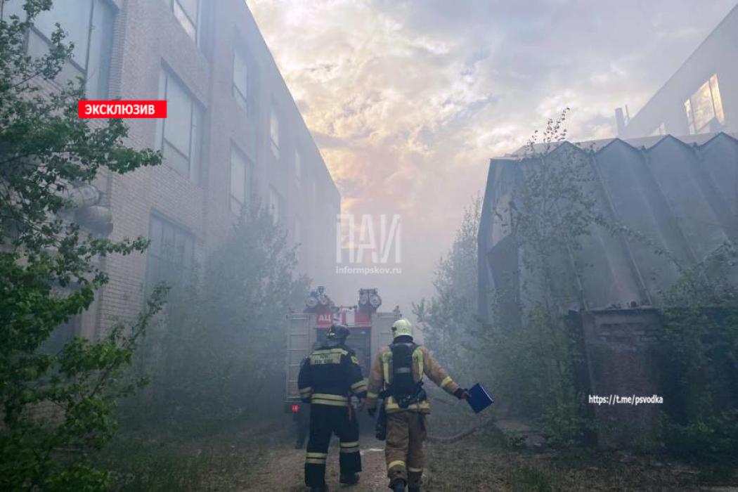 В здании радиотехнического завода в Пскове произошёл пожар