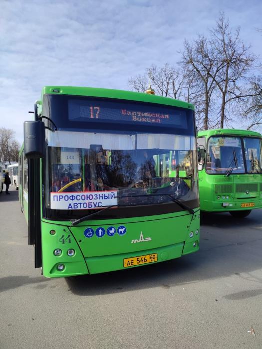 Профсоюзный автобус в Пскове вышел на маршрут