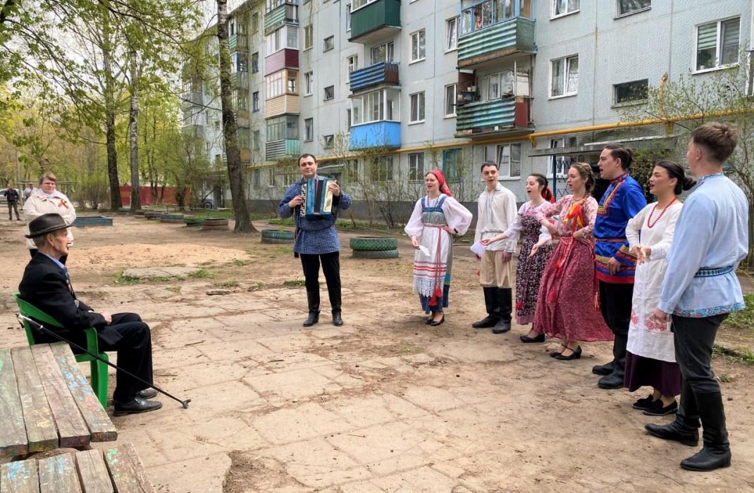 Концерты под окнами для ветеранов