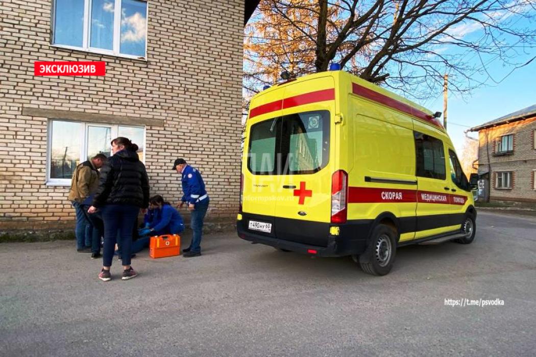 В Неёлово нетрезвая женщина на врезалась на мопеде в стену жилого дома