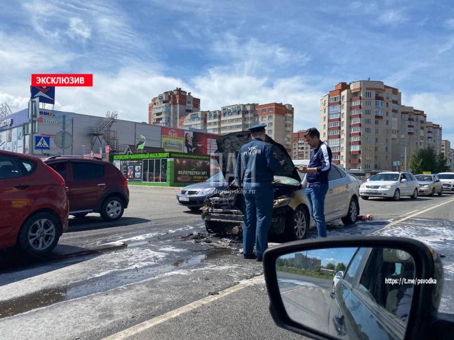 Автомобиль "Форд" загорелся в Пскове