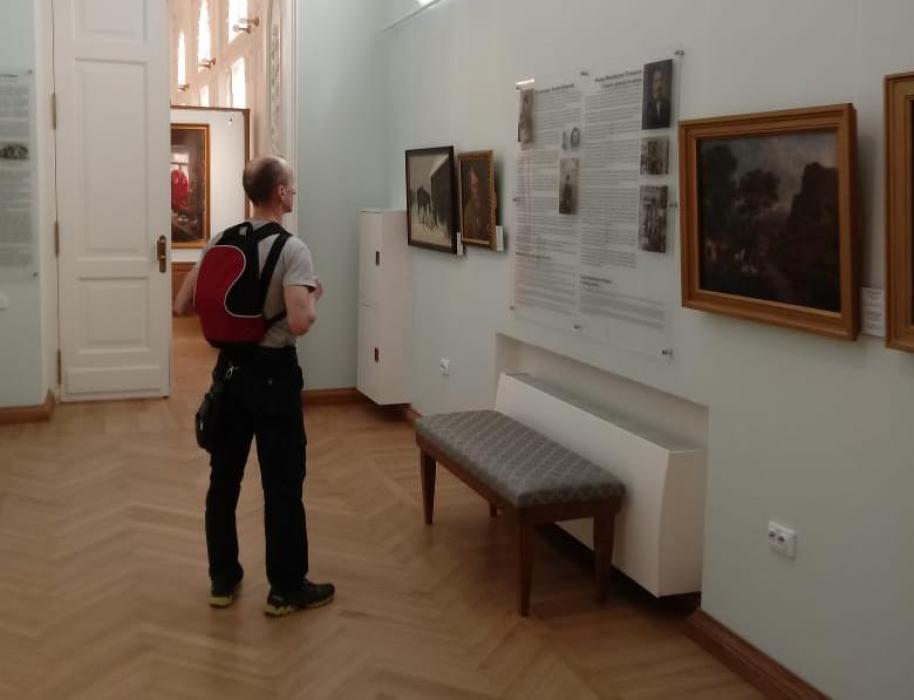 Первые посетители картинной галереи после ремонта