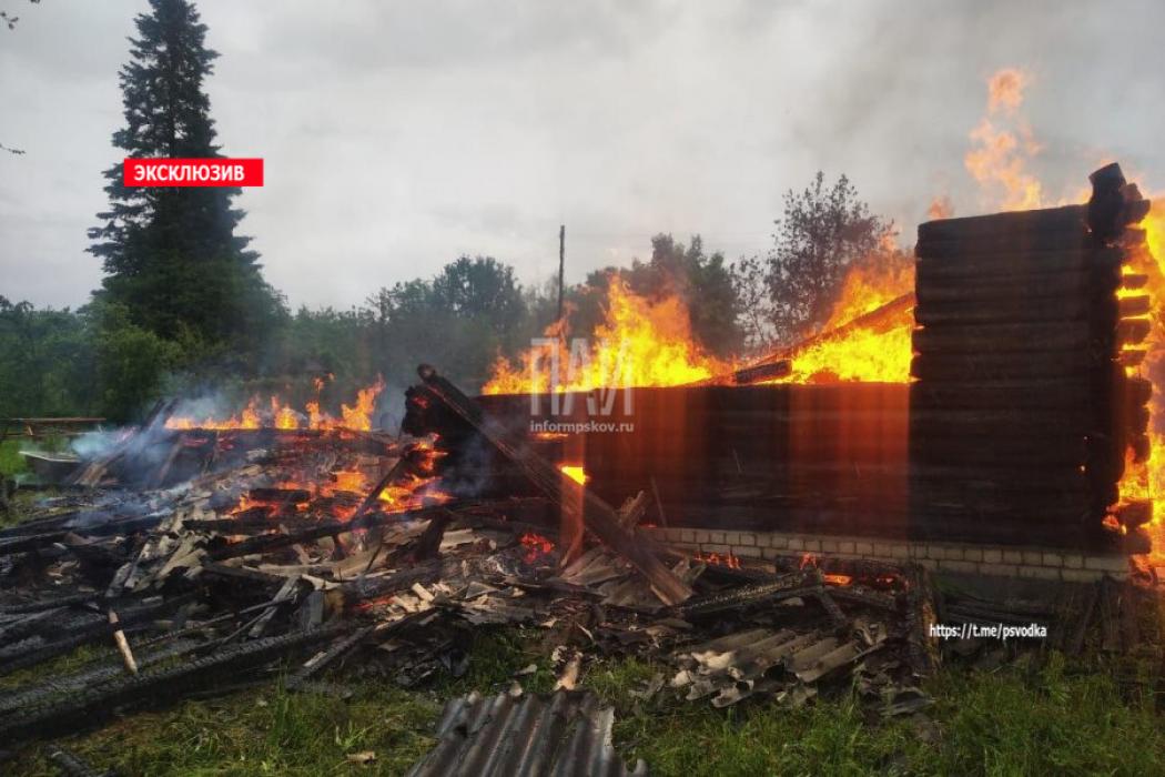 В Плюсском районе дотла сгорел дачный домик