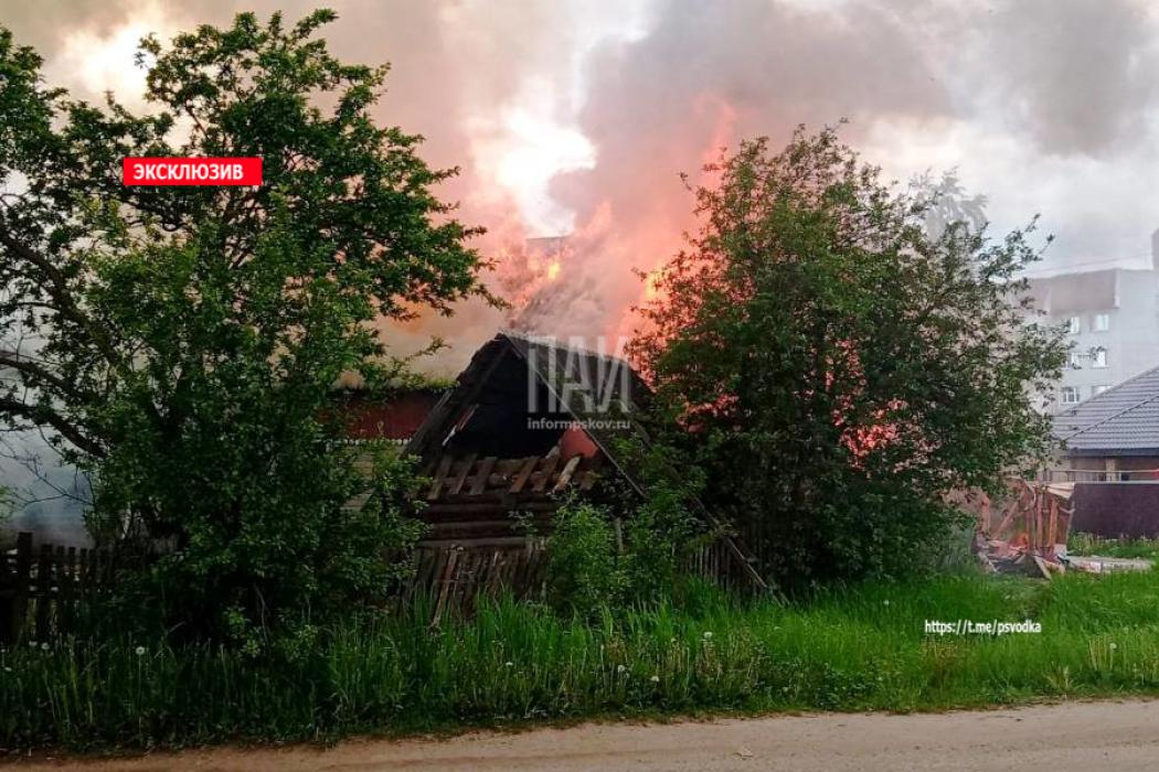 В Великих Луках загорелся нежилой барак