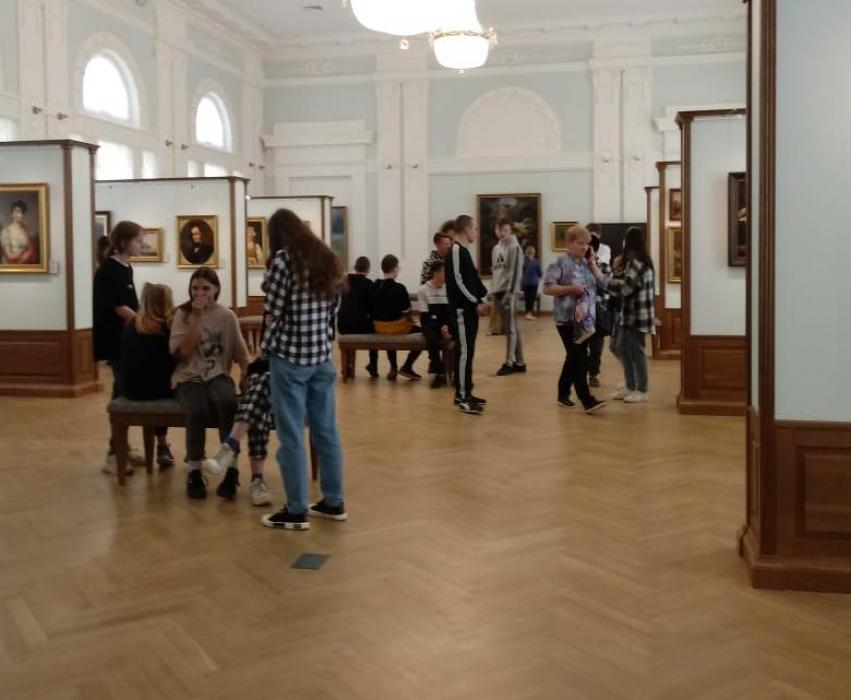 Первые посетители картинной галереи после ремонта