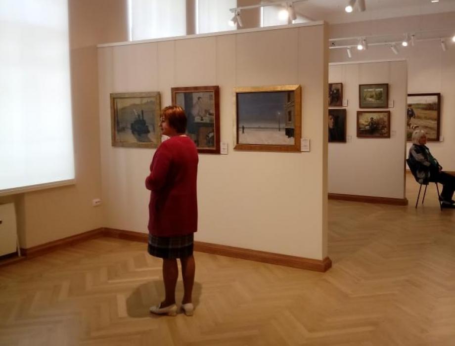 Первые посетители картинной галереи после ремонта
