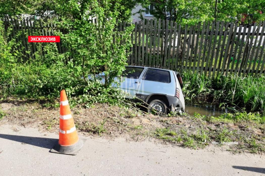 В Опочке водитель не справился с управлением и опрокинул машину в кювет