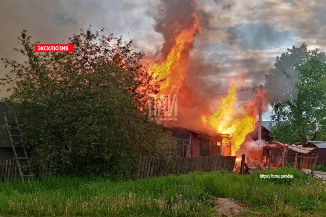 В Великих Луках загорелся нежилой барак