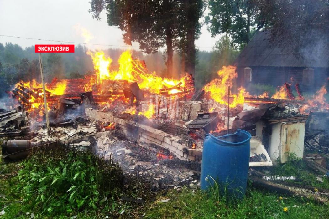 В Плюсском районе дотла сгорел дачный домик