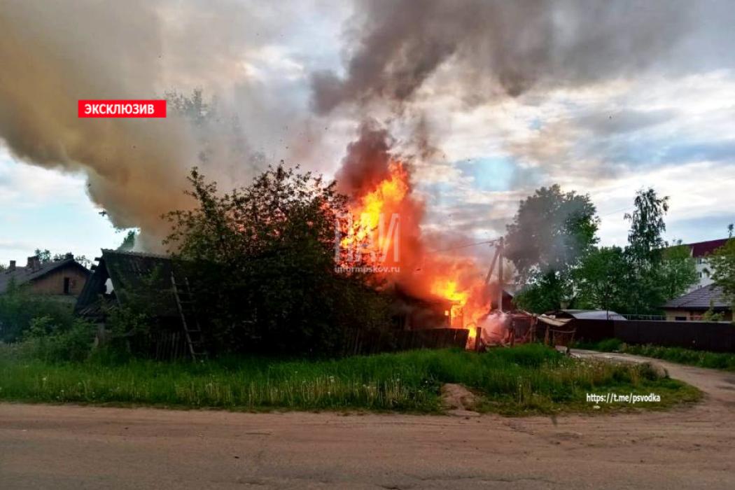 В Великих Луках загорелся нежилой барак