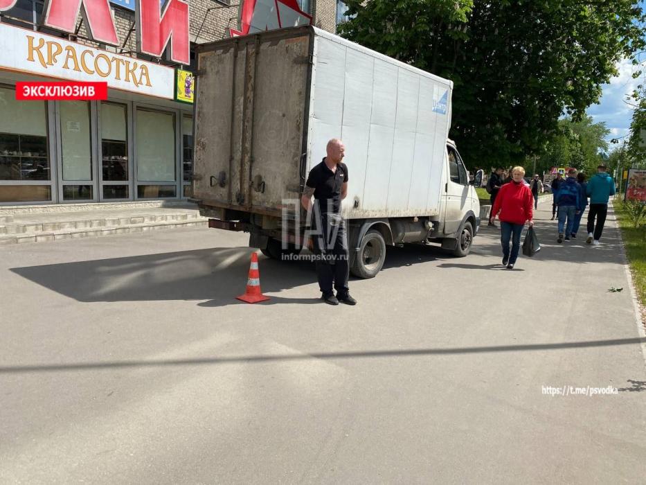 Пенсионерку сбили на тротуаре в Пскове