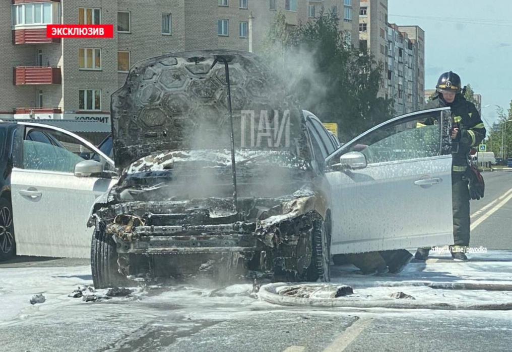 Автомобиль "Форд" загорелся в Пскове