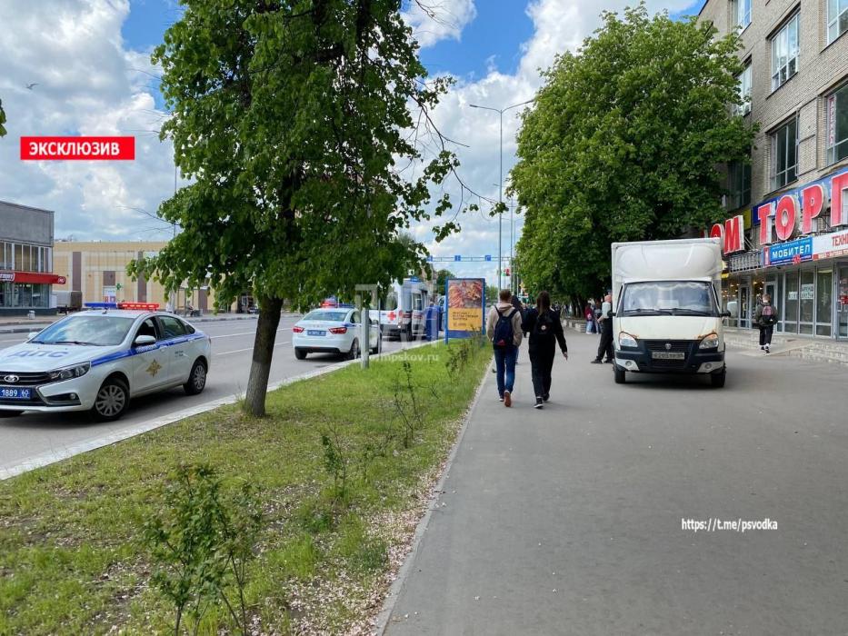 Пенсионерку сбили на тротуаре в Пскове