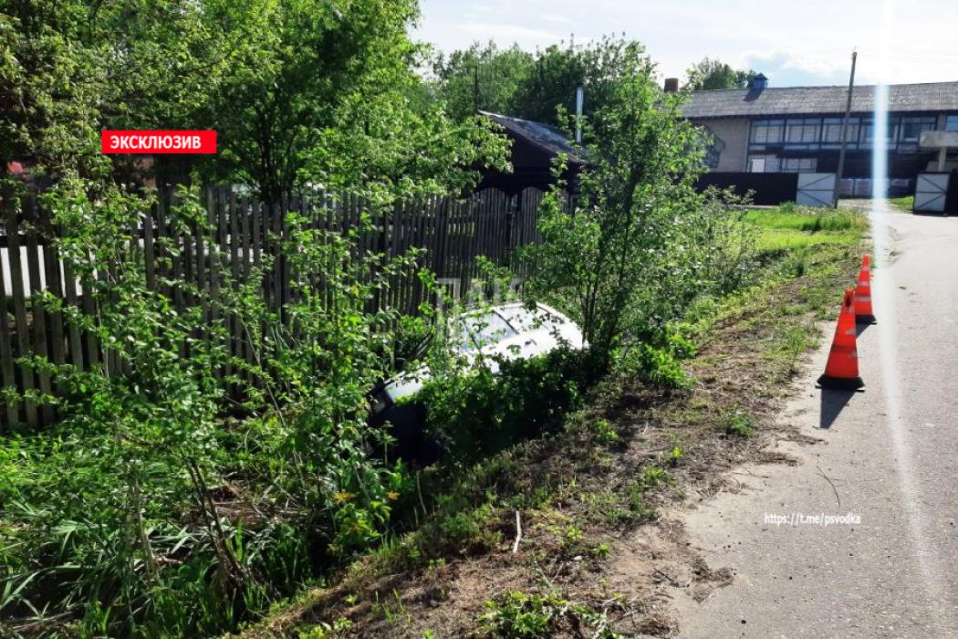 В Опочке водитель не справился с управлением и опрокинул машину в кювет