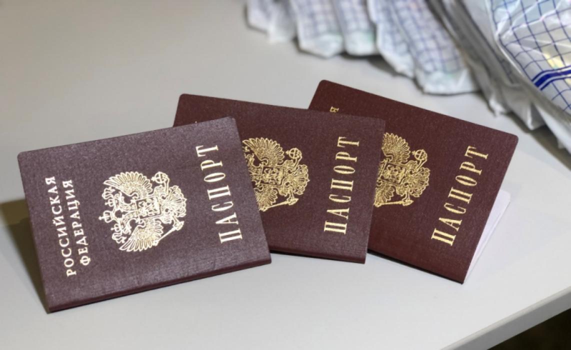 В преддверии Дня России юным великолучанам вручили паспорта в торжественной обстановке