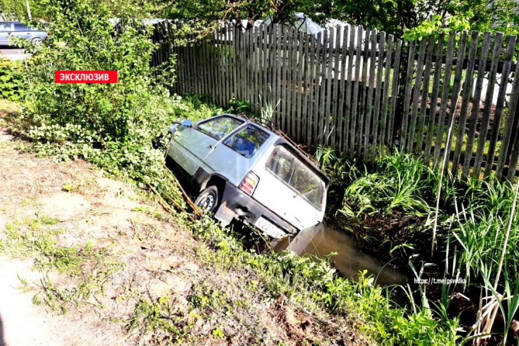 В Опочке водитель не справился с управлением и опрокинул машину в кювет