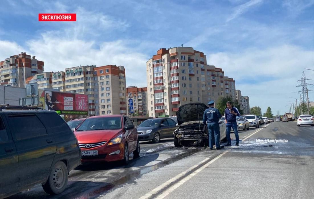 Автомобиль "Форд" загорелся в Пскове