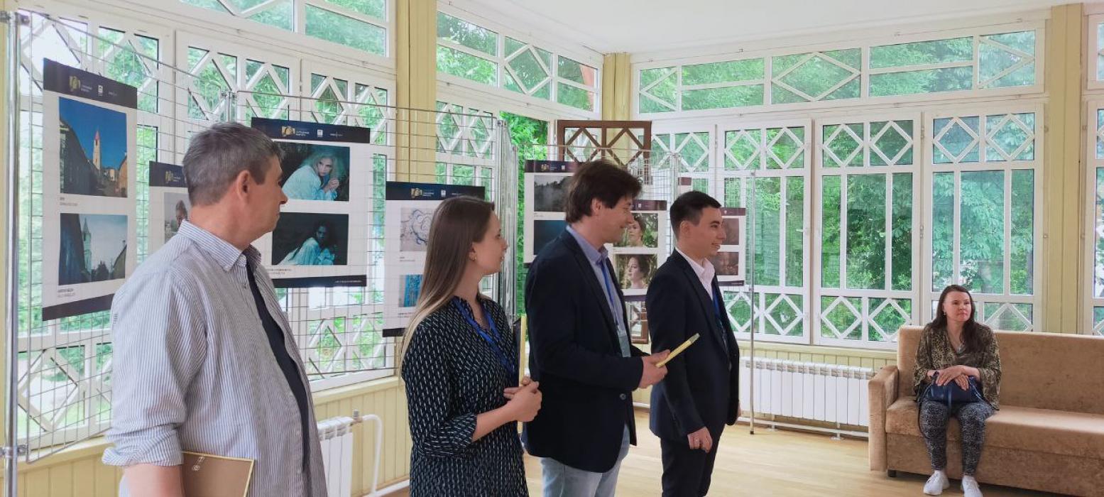 В Пскове открылась фотовыставка «По следам великих»