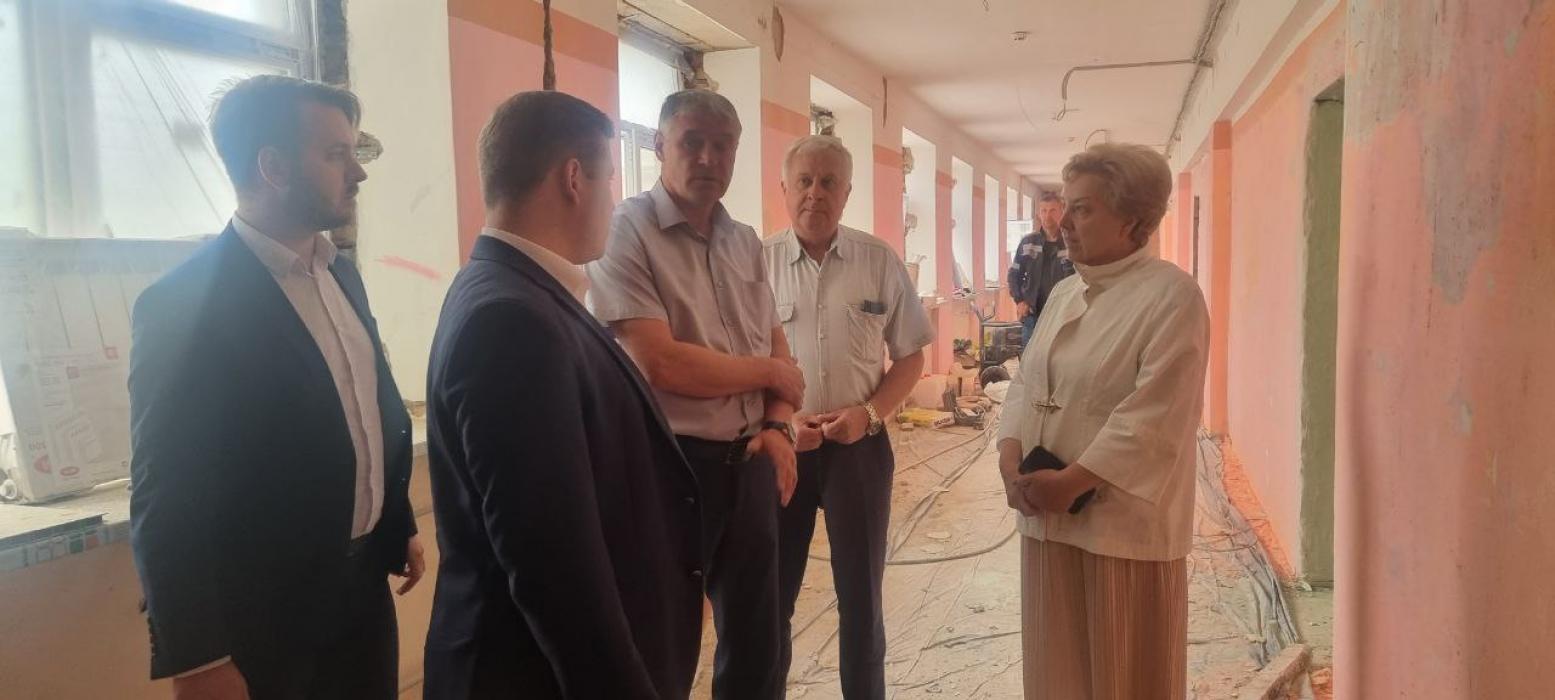 Вера Емельянова оценила ход капремонта в Переслегинской гимназии 